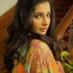 Angana Roy Instagram - সুখী গৃহকোণের ফ্যাশন শ্যুটের নেপথ্যে! . . . Follow @bartaman_sukhigrihokon . . . #bartaman #sukhigrihokon #augustissue #popular #bengalimagazine #fashionshoot #fashionbts #funbts #sukhigrihokonshootbts #sukhigrihokonshootbts #anganaroy #actress #tollywood #prepuja #colorful #vibrant #fulloflife . . . @iamsudiptachanda @rupsu_debnath_photography @dassourav3 @yoursubhams_makeup @debjanighoshofficial @anwesha.datta @chakravartikamalini @treasuretrunk_theartstudio @saundhindia @sasya_fashions @earthwearindia @theastorkolkata @supreetasinghpr