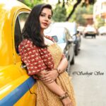 Angana Roy Instagram – দুপাশ জুড়ে স্মৃতি দুই চোখে আগামী দিন
আমার শহর যেন এক মস্ত টাইম মেশিন
.
.
.
.
.
.
.
.
#july #yellowtaxi #kolkatarain #kolkatadiaries #nostalgia #songoftheday #lovefromA #oldsoul #timemachine #monsoon #melancholy #postoftheday #fridaymood