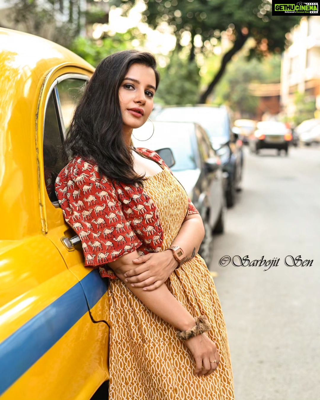 Angana Roy Instagram - দুপাশ জুড়ে স্মৃতি দুই চোখে আগামী দিন আমার শহর যেন এক মস্ত টাইম মেশিন . . . . . . . . #july #yellowtaxi #kolkatarain #kolkatadiaries #nostalgia #songoftheday #lovefromA #oldsoul #timemachine #monsoon #melancholy #postoftheday #fridaymood