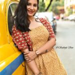 Angana Roy Instagram – দুপাশ জুড়ে স্মৃতি দুই চোখে আগামী দিন
আমার শহর যেন এক মস্ত টাইম মেশিন
.
.
.
.
.
.
.
.
#july #yellowtaxi #kolkatarain #kolkatadiaries #nostalgia #songoftheday #lovefromA #oldsoul #timemachine #monsoon #melancholy #postoftheday #fridaymood
