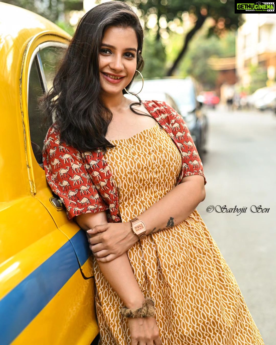 Angana Roy Instagram - দুপাশ জুড়ে স্মৃতি দুই চোখে আগামী দিন আমার শহর যেন এক মস্ত টাইম মেশিন . . . . . . . . #july #yellowtaxi #kolkatarain #kolkatadiaries #nostalgia #songoftheday #lovefromA #oldsoul #timemachine #monsoon #melancholy #postoftheday #fridaymood