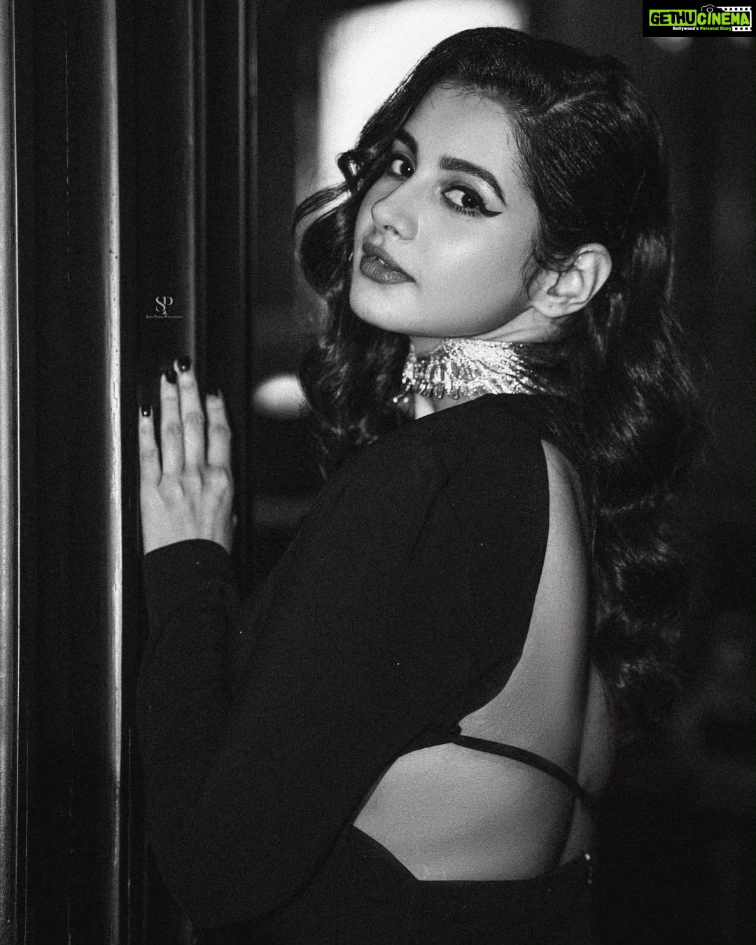 Angana Roy Instagram - Let's meet for the first time again, you say hello and I say ____ Styled by @hittingfashion Makeup and hair by @sumitdas1095 Photographed by @sahil_paswan_2646_ #sunday #blackandwhite #bnwsouls #blacklove #retroaesthetic #retroglam #eyemakeup #lookoftheday #postoftheday #sundayvibes #monochrome #lovefromA