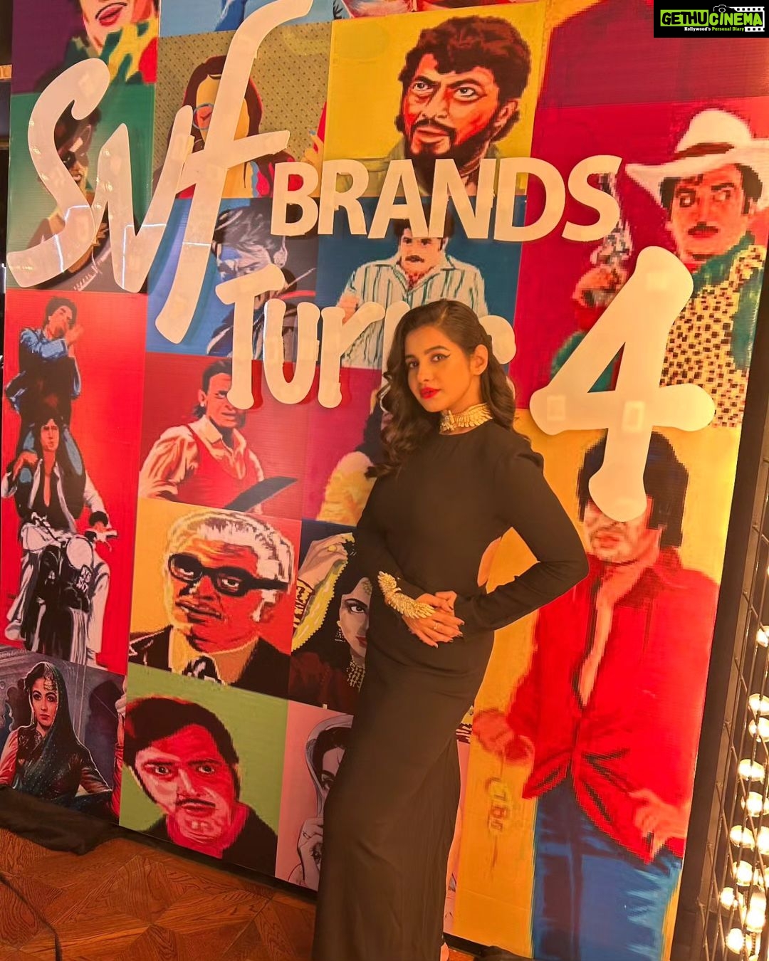 Angana Roy Instagram - About last night! Congratulations @svfbrands on turning 4! ❤️ @myslfjoy @iammony @_subhamdasgupta @soumyamukerji_ @ahanakanjilal @____sneha____ Styling by @hittingfashion Makeup and hair by @sumitdas1095 ✨✨ #svfbrands #anniversary #lookoftheday #aboutlastnight #retrolook #lovefromA M Bar Kitchen & Cocktails