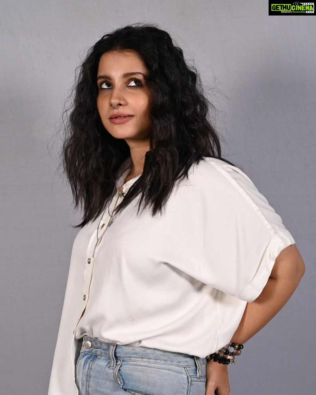 Angana Roy Instagram - Godhuli and her moods. Noshtoneer is premiering tomorrow only on @hoichoi.tv @aditiroyz @aalokmaiti @aj_sen @samragneebandyopadhyay @sandiptasen @bshoumo @rayrooqma @rahuldevbose @achatterjee4 @arunavadeyofficial @sampurnaa_official @sharmadurbar @areen_basak @_asmitaroy_ @pritha_senguptaa @siddhant_sheth @sandipchatterjeebasko @hepburner @_soumism @debojyoti.sarkar94 @mandarbanerjee @iammony @shrikantmohta @serabanerjee #hoichoi #newshow #premiere #godhuli #noshtoneer