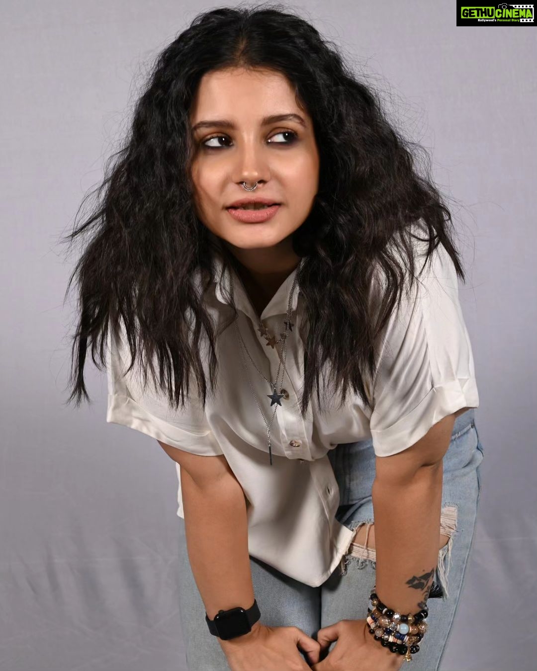 Angana Roy Instagram - Godhuli and her moods. Noshtoneer is premiering tomorrow only on @hoichoi.tv @aditiroyz @aalokmaiti @aj_sen @samragneebandyopadhyay @sandiptasen @bshoumo @rayrooqma @rahuldevbose @achatterjee4 @arunavadeyofficial @sampurnaa_official @sharmadurbar @areen_basak @_asmitaroy_ @pritha_senguptaa @siddhant_sheth @sandipchatterjeebasko @hepburner @_soumism @debojyoti.sarkar94 @mandarbanerjee @iammony @shrikantmohta @serabanerjee #hoichoi #newshow #premiere #godhuli #noshtoneer