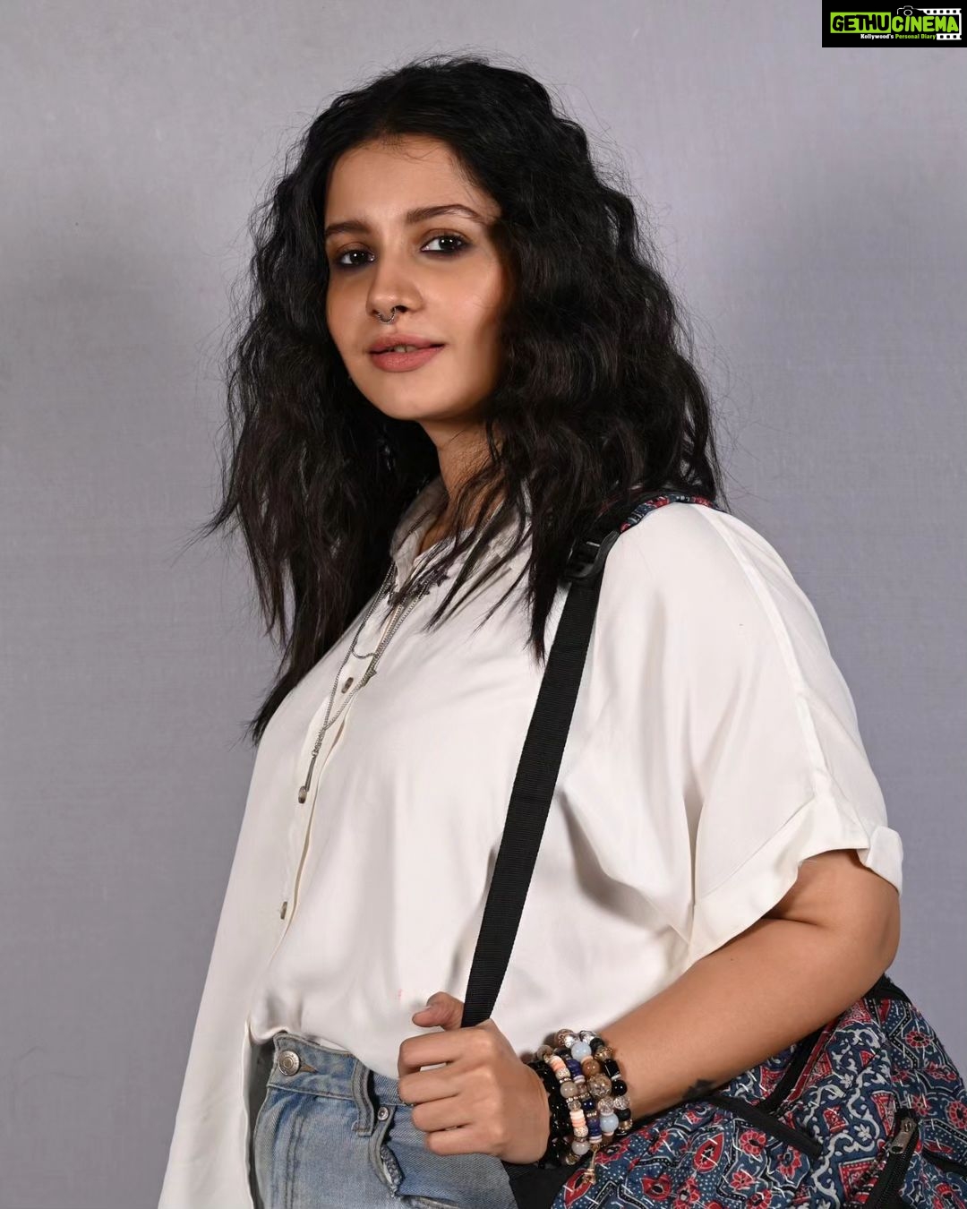 Angana Roy Instagram - Godhuli and her moods. Noshtoneer is premiering tomorrow only on @hoichoi.tv @aditiroyz @aalokmaiti @aj_sen @samragneebandyopadhyay @sandiptasen @bshoumo @rayrooqma @rahuldevbose @achatterjee4 @arunavadeyofficial @sampurnaa_official @sharmadurbar @areen_basak @_asmitaroy_ @pritha_senguptaa @siddhant_sheth @sandipchatterjeebasko @hepburner @_soumism @debojyoti.sarkar94 @mandarbanerjee @iammony @shrikantmohta @serabanerjee #hoichoi #newshow #premiere #godhuli #noshtoneer