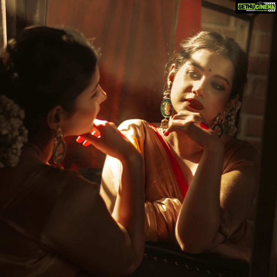 Angana Roy Instagram - "Aaina dekh kar tasalli hui, humko is ghar mein jaanta hai koi.โ For @butterflytree.in ๐ธ @fatcat.studio.in #sunday #mood #may #summeryellow #sareelove #jewellerybrand ery #eyesonyou #fashionshoot #poetryinmotion #igdaily #poetryoftheday #gulzar #sunkissed #sunlight #bindi #indianlook #lookbook #lovefromA