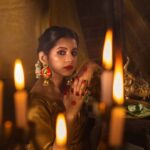 Angana Roy Instagram - "Aaina dekh kar tasalli hui, humko is ghar mein jaanta hai koi.” For @butterflytree.in 📸 @fatcat.studio.in #sunday #mood #may #summeryellow #sareelove #jewellerybrand ery #eyesonyou #fashionshoot #poetryinmotion #igdaily #poetryoftheday #gulzar #sunkissed #sunlight #bindi #indianlook #lookbook #lovefromA