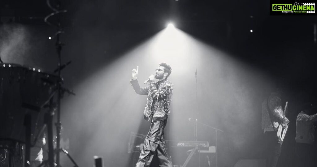 Anirudh Ravichander Instagram - Oakland, what power and energy to seal the USA tour 🙏🏻💥 Thank you @rp3825 for making us relive the whole tour through your lens 🤗 Oakland Arena