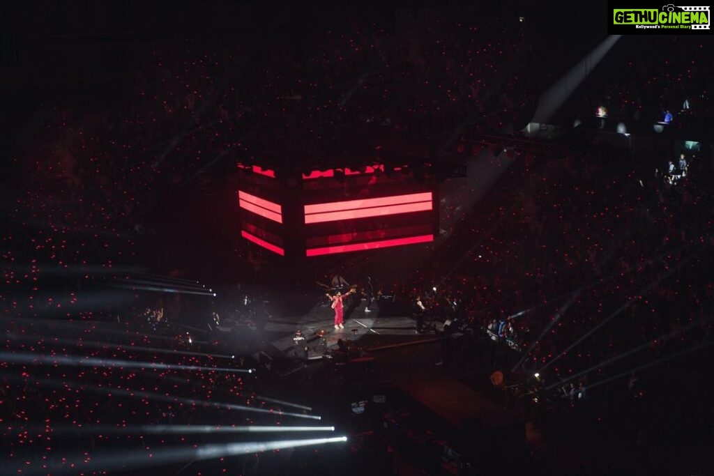 Anirudh Ravichander Instagram - Seattle rage 🔥🙏🏻 Angel Of The Winds Arena