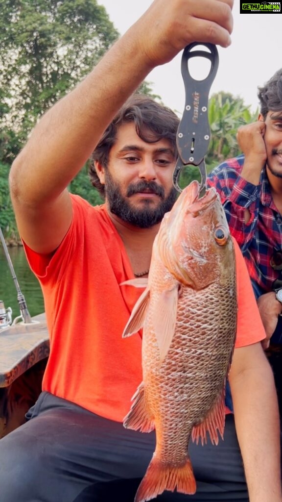 Antony Varghese Instagram - പൂവൻ മീൻ പിടിക്കാൻ വന്നപ്പോൾ 😍 @antony_varghese_pepe ജനുവരി 20th പൂവൻ മൂവി റിലിസ് ചെയ്യുകയാണ് എല്ലാവരും കാണാൻ മറക്കല്ലെ #poovan_movie #fishing #movie #actor