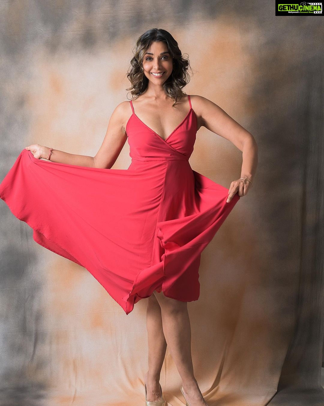 Anupriya Goenka - 22K Likes - ❤️❤️❤️
Outfit by - @poshaffair.co @viralmantra Styled by - @prachethestylist
Assisted by - @styledby_bhakti @waghelatwinkle
MUAH - somishree_hairandmakeup
Assisted by - @shefali.makeuphair
Photos by - @kaustubh_gokhale
#red #ootd #fun #vibes #fyp