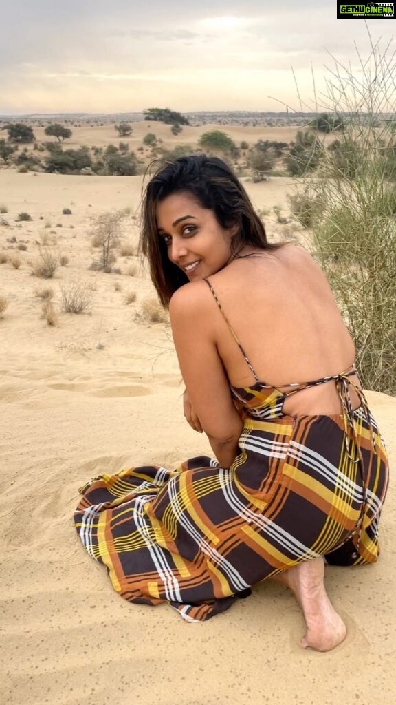 Anupriya Goenka Instagram - This was our early morning desert safari. Our third time in the desert.. in less than 12hrs. We went on a camel cart this time. Thanks @themamascamp @dev_jaisalmer 🤗🤗 Wearing @_shrutisancheti Created by @bluebuzz.in #jaisalmer #desert #life #bliss #sunrise