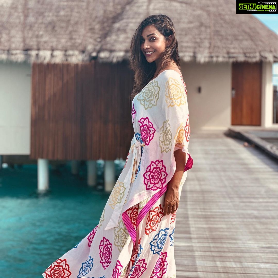 Anupriya Goenka - 25.6K Likes - Yunhi chala chal rahi…
Wearing @joyresortwear @sonyashaikh
Styled by @yasminqurash
Pic courtesy @sarvesh_shashi 🤗
@wmaldives
#colors #vacation #fyp