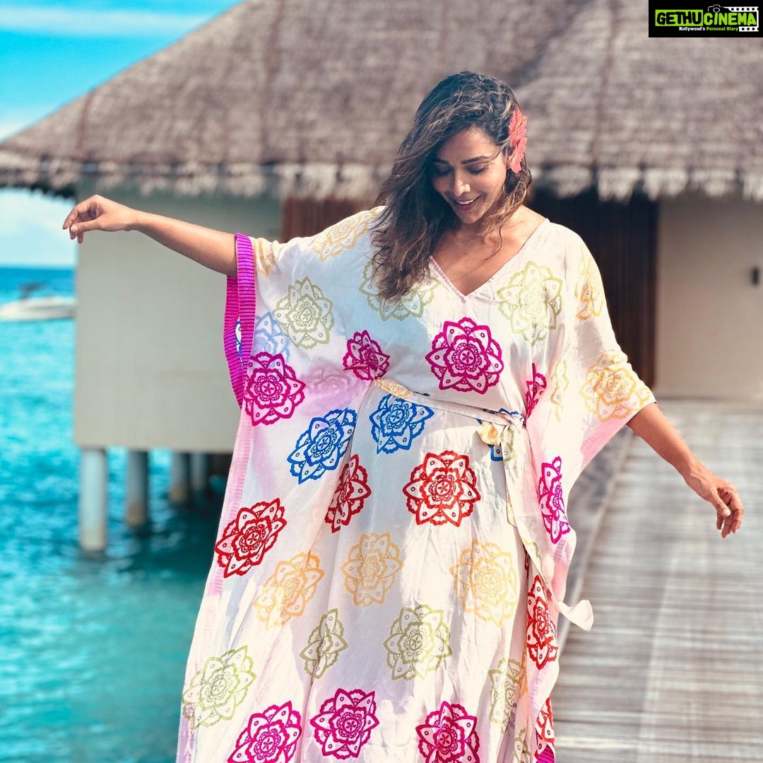 Anupriya Goenka - 25.6K Likes - Yunhi chala chal rahi…
Wearing @joyresortwear @sonyashaikh
Styled by @yasminqurash
Pic courtesy @sarvesh_shashi 🤗
@wmaldives
#colors #vacation #fyp