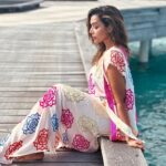 Anupriya Goenka Instagram - Yunhi chala chal rahi… Wearing @joyresortwear @sonyashaikh Styled by @yasminqurash Pic courtesy @sarvesh_shashi 🤗 @wmaldives #colors #vacation #fyp