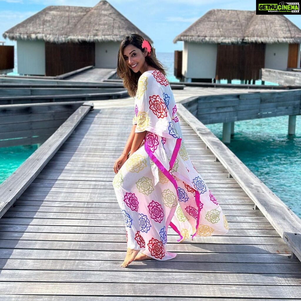 Anupriya Goenka Instagram - Yunhi chala chal rahi… Wearing @joyresortwear @sonyashaikh Styled by @yasminqurash Pic courtesy @sarvesh_shashi 🤗 @wmaldives #colors #vacation #fyp