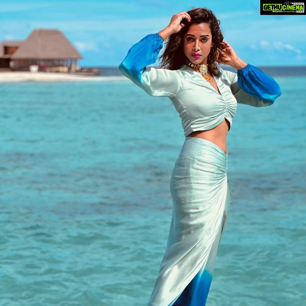 Anupriya Goenka Instagram - Meet me where the sky touches the sea.. Jenifer Donnelly Pic courtesy @sarvesh_shashi At @wmaldives Wearing @chhavviaggarwalofficial PR @sonyashaikh Styled by @yasminqurash #maldives #sea #monday #holiday
