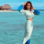 Anupriya Goenka Instagram - Meet me where the sky touches the sea.. Jenifer Donnelly Pic courtesy @sarvesh_shashi At @wmaldives Wearing @chhavviaggarwalofficial PR @sonyashaikh Styled by @yasminqurash #maldives #sea #monday #holiday