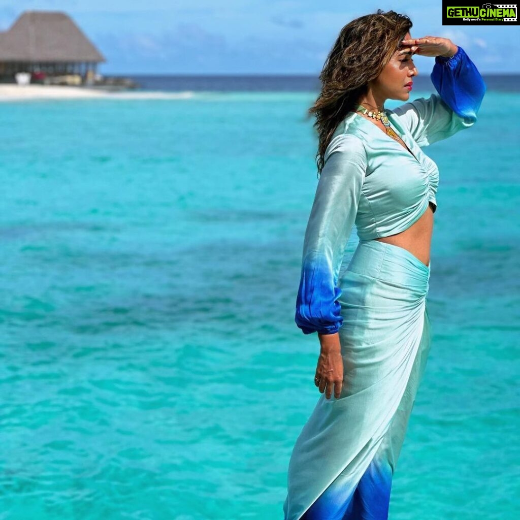 Anupriya Goenka Instagram - Meet me where the sky touches the sea.. Jenifer Donnelly Pic courtesy @sarvesh_shashi At @wmaldives Wearing @chhavviaggarwalofficial PR @sonyashaikh Styled by @yasminqurash #maldives #sea #monday #holiday