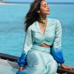 Anupriya Goenka Instagram - The only blue I love 💙 Pic by the super talented @sarvesh_shashi At @wmaldives Wearing @chhavviaggarwalofficial PR @sonyashaikh Styled by @yasminqurash @chunkymathew - here is your fav pic! #maldives #sea #monday #holiday