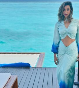 Anupriya Goenka Instagram - The only blue I love 💙

Pic by the super talented @sarvesh_shashi 
At @wmaldives 
Wearing @chhavviaggarwalofficial
PR @sonyashaikh 
Styled by @yasminqurash 

@chunkymathew - here is your fav pic! 

#maldives #sea #monday #holiday