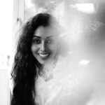 Anupriya Goenka Instagram - धुंधला है, पर निखर रहा है मेरा अस्तित्व सवर रहा है …. @stormshivajisen #reflections #musings #selflove