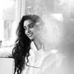 Anupriya Goenka Instagram - धुंधला है, पर निखर रहा है मेरा अस्तित्व सवर रहा है …. @stormshivajisen #reflections #musings #selflove