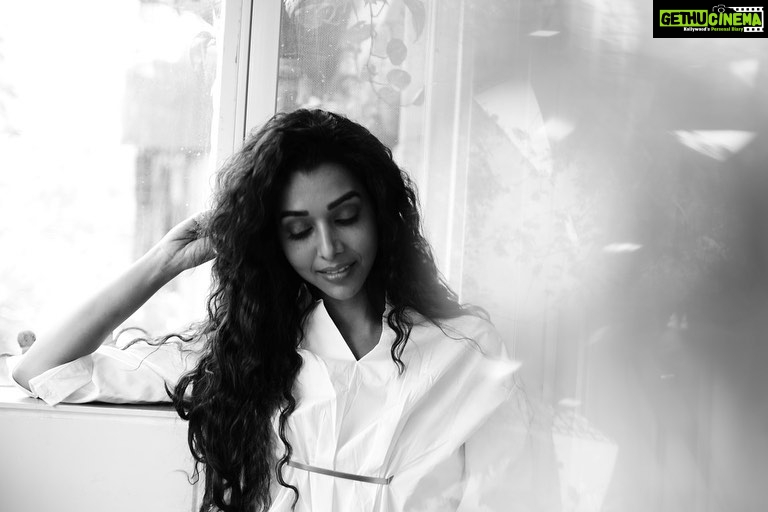 Anupriya Goenka Instagram - धुंधला है, पर निखर रहा है मेरा अस्तित्व सवर रहा है …. @stormshivajisen #reflections #musings #selflove
