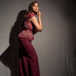 Anupriya Goenka Instagram - @filmfare always reminds of the time when we used to gather around the television and watch the awards together as a family, it seemed like a window into the filmy world. Watching our favourite stars.. Every time, I attend filmfare, it’s nostalgic and I feel so blessed to be part of the entertainment industry. ❤️ Styled by @yasminqurash Gown @geishadesigns Jewelry @goldsmiths_jewellery Shoes @lodishoesindia PR @papillonpublicrelations Makeup : @makeupbynayan Hair @imrankhan1674 Photographer @realvision333 #awards #filmfare #special #celebration #glamour