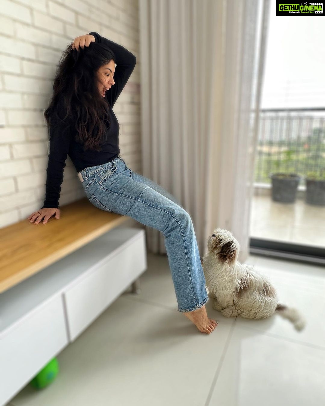 Anurita Jha Instagram - They do know their ways… I wish i had that puppy eyes to make everyone do what i wanted 🥹🥹🥹😛🐶🐶🌼 . . . . . . . . . . . . . . . . . . . . #insta #instagram #instalove #instagood #instadaily #instafashion #instamood #puppylove #puppy #babies #cutness #purelove #innocent #leobaby #anurittakjha