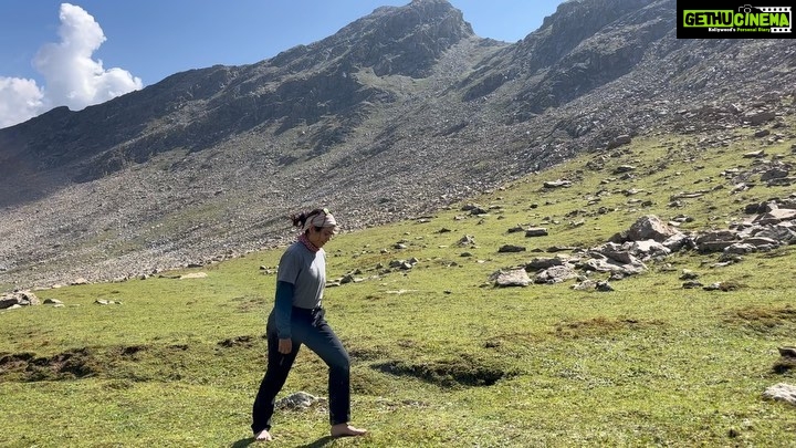 Anurita Jha Instagram - Happy international Yog day 🧘‍♀️ 🌼 Can be done anywhere especially in the mountains.. With @beri.roopali After steep hike of tarsar lake had practiced few Asan’s to stretch.🌼 . . . . . . . . . . . . #yoga #yodaday #internationalyogaday #yogasehoga #discipline #selflove #selfcare #metime #mountainsview Tarsar Lake