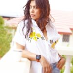 Anurita Jha Instagram – I’d like Some mild sunshine with a  slice of kool wind… 🌼🌼
Wearing the lovely shirt by my dear friend and his fab collection @siddhaarthoberoishirts and @siddhaarth_oberoi 🌼
.
.
📸 @raj35mm ❤️
.
.
.
.
.
.
.
.
#insta #instapic #instadaily #instafashion #instamood #fun #funshoot