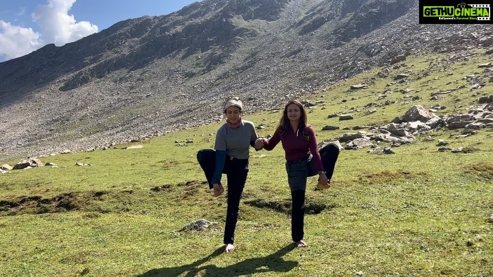 Anurita Jha Instagram - Happy international Yog day 🧘♀️ 🌼 Can be done anywhere especially in the mountains.. With @beri.roopali After steep hike of tarsar lake had practiced few Asan’s to stretch.🌼 . . . . . . . . . . . . #yoga #yodaday #internationalyogaday #yogasehoga #discipline #selflove #selfcare #metime #mountainsview Tarsar Lake