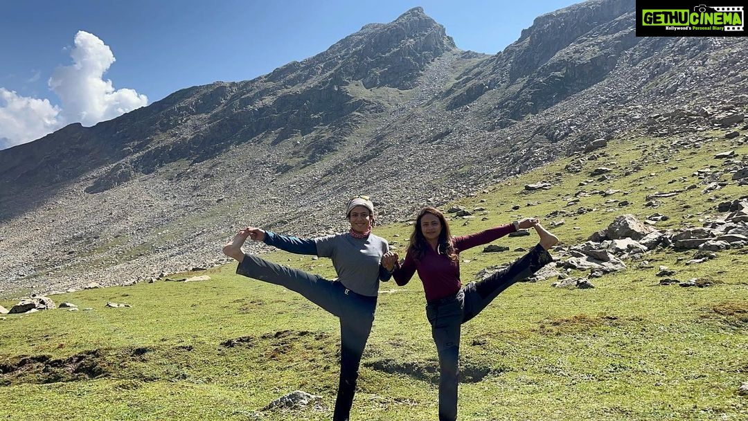 Anurita Jha Instagram - Happy international Yog day 🧘♀️ 🌼 Can be done anywhere especially in the mountains.. With @beri.roopali After steep hike of tarsar lake had practiced few Asan’s to stretch.🌼 . . . . . . . . . . . . #yoga #yodaday #internationalyogaday #yogasehoga #discipline #selflove #selfcare #metime #mountainsview Tarsar Lake