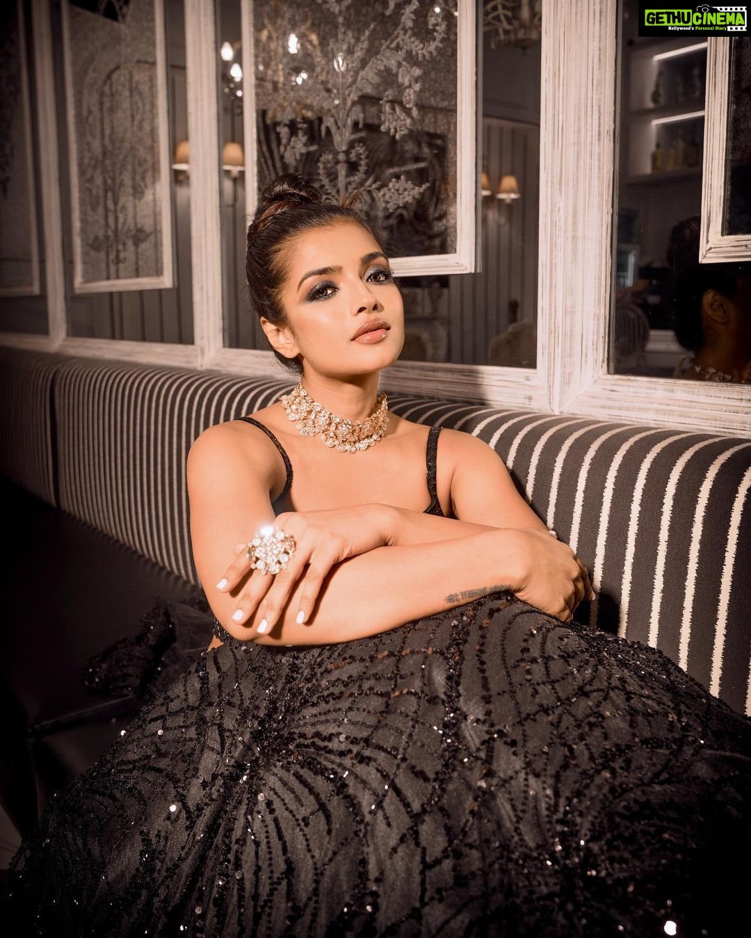 Ashna Zaveri Instagram - You had me at hello ❤️ MUA @kajolrpaswwan @soulehakhann @hairandmakeupbyshweta Jewellery @azotiique @vedantpandyaofficial @urjazatakiya @theplugmedia.in Location @donnadelibombay #fashion #hautecouture #luxury #style
