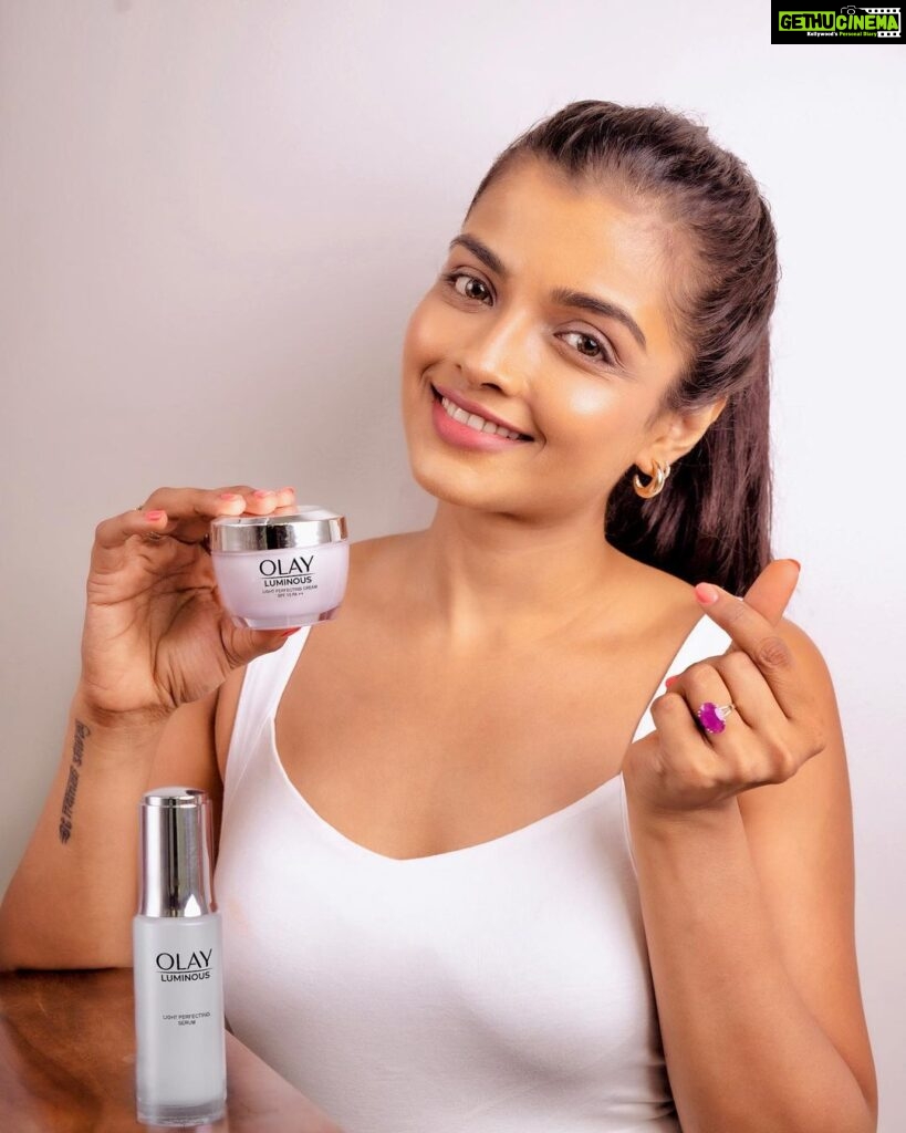Ashna Zaveri Instagram - Introducing two game changer products from @olayindia ⚡ Olay’s Niacinamide Range consists of both serum and cream which has 99% Pure Niacinamide. Apply the serum before the cream and follow it up with sunscreen. It helps to reduce: ⬇ dark spots ⬇ acne marks ⬇ uneven skin tone ⬇ dryness ⬇ dullness ⬇ rough skin texture ⬇ pores Show some love & grab this range at Nykaa only at INR 899/- each 💫 #Ad #OlayNiacinamideRange #Serum #Cream #Skincare #OlayIndia #Niacinamide #ShowLove #KoreanHeart #FingerSign