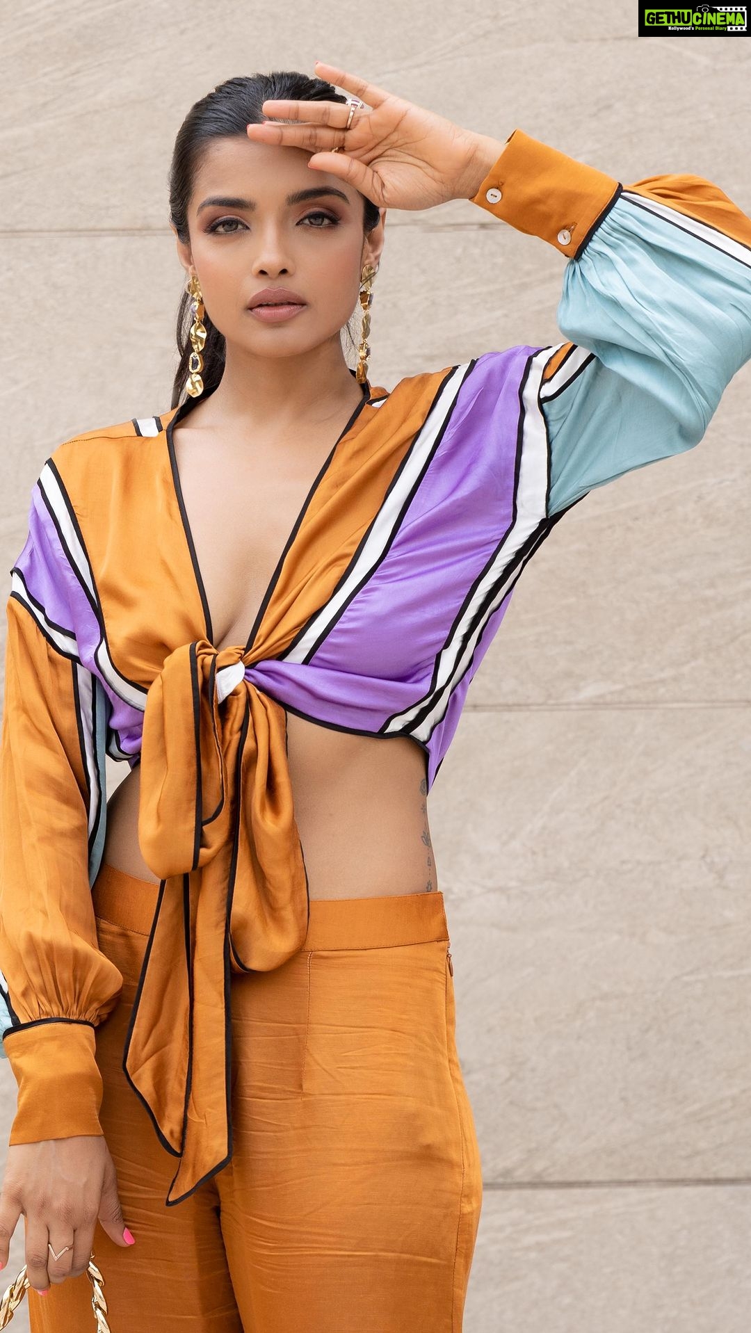 Ashna Zaveri Instagram - It’s officially summer season. Time to be extra AF 🔥 Outfit @wendellrodrickslabel Jewellery @wendellrodrickslabel Sling bag @bershka MUA @kajolrpaswwan @storiesbypriyanka Click @theplugmedia.in Location @radissongoregaon #fashion #styleinspo #trend