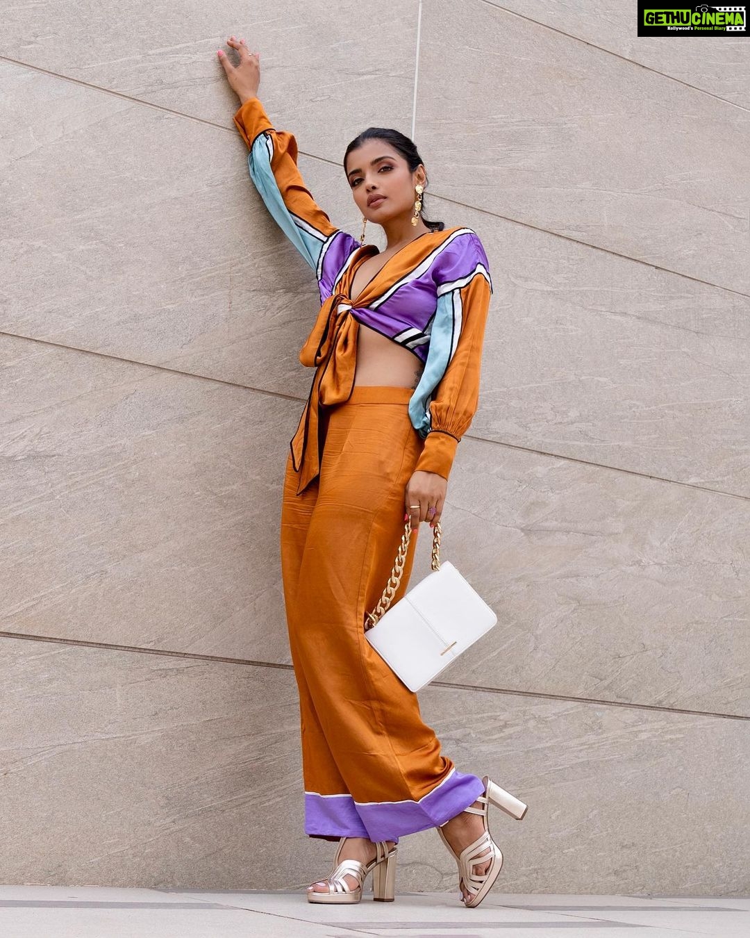 Ashna Zaveri Instagram - A perfect fusion of Spanish design and Indian craftsmanship, this dreamy footwear by @theorohlife is the newest addition to my closet and I love it so much! π Check out www.orohlife.com to explore new collections Outfit @wendellrodrickslabel MUA @kajolrpaswwan @storiesbypriyanka Location @radissongoregaon Sling π @bershka #OrohShoes #TheOrohLife #DesignedinSpain #SpanishDesigns #CraftedinIndia Radisson Mumbai Goregaon