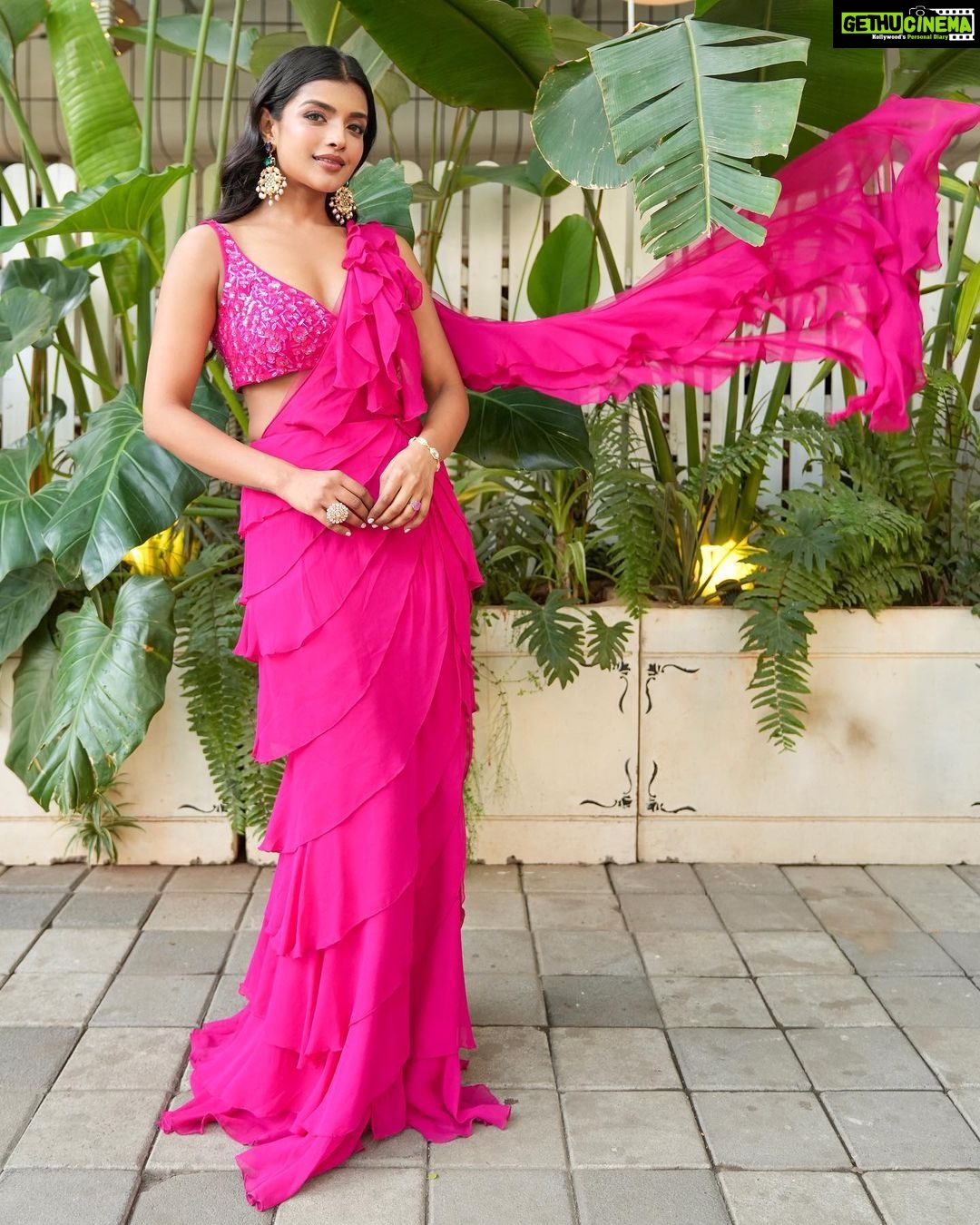 Ashna Zaveri Instagram - Reason is powerless in the expression of love.π #rumi Outift @houseofneetalulla Jewellery @azotiique MUA @kajolrpaswwan and team @soulehakhann @hairandmakeupbyshweta Location @donnadelibombay Click @vedantpandyaofficial @theplugmedia.in @urjazatakiya #fashion #hautecouture #highfashion Donna Deli