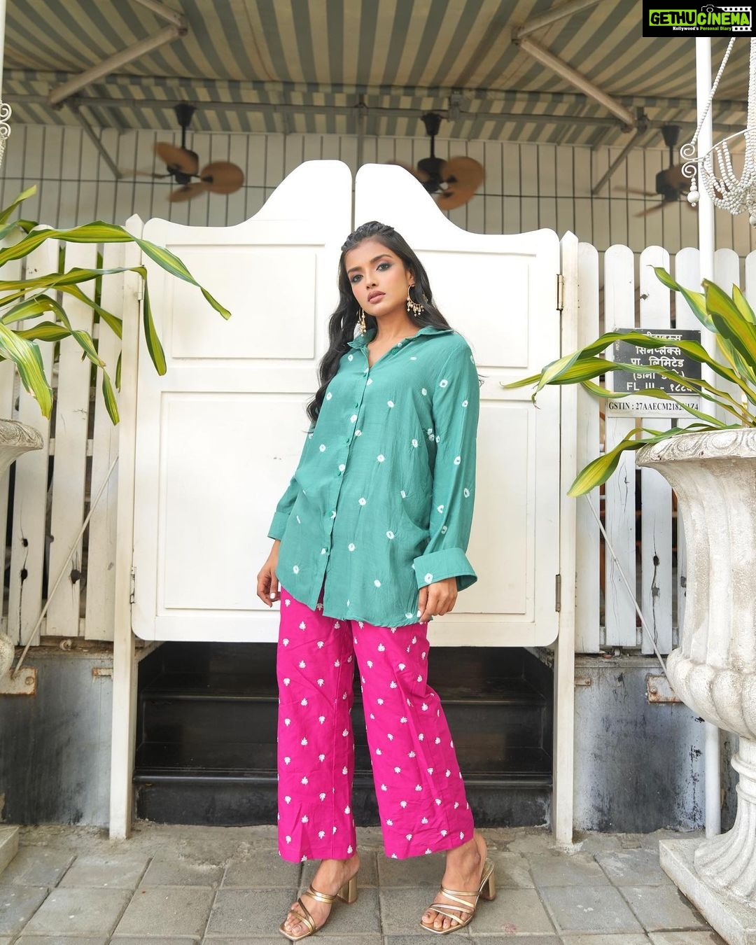 Ashna Zaveri Instagram - Summer coord fits Coord set - @gulabo_jaipur PR @aaayeshamehta Jewellery @azotiique MUA @kajolrpaswwan @allurebysouleha @hairandmakeupbyshweta Location @donnadelibombay Click @vedantpandyaofficial #summervibes #coordset #fashion #chill Donna Deli