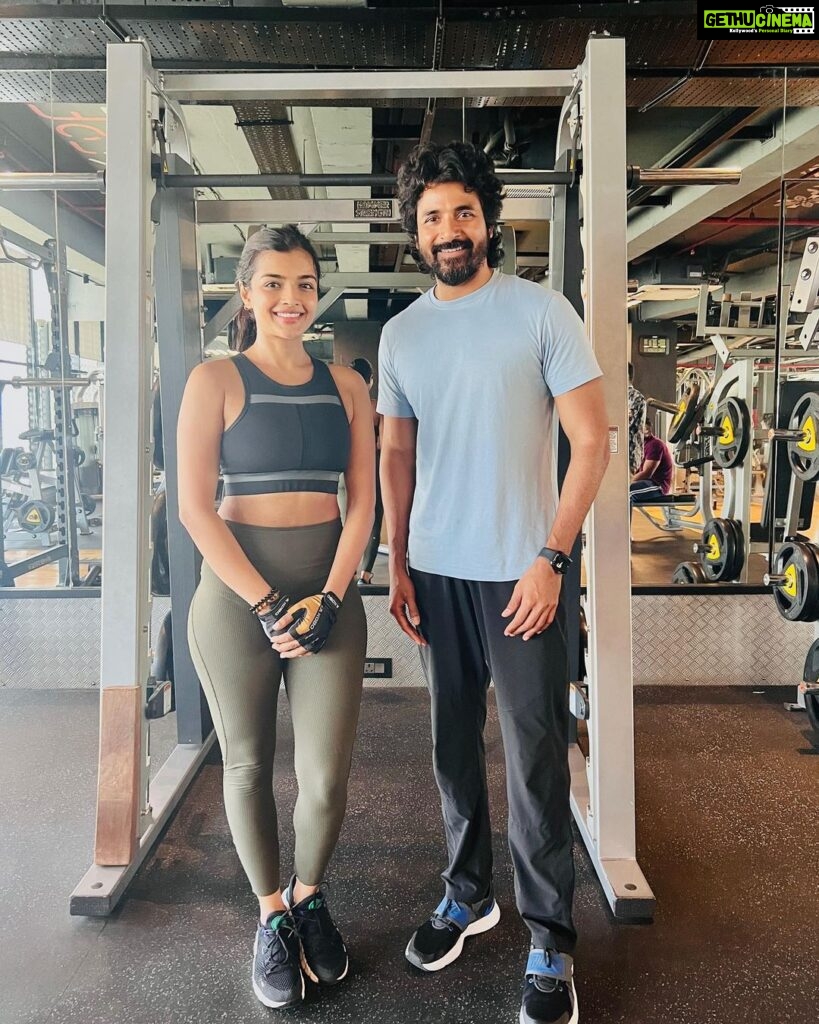 Ashna Zaveri Instagram - So good to see you workingout here ☺ @sivakarthikeyan #fangirling