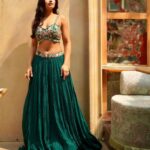 Ashna Zaveri Instagram - For you, a thousand times over -Khaled Hosseini Outift @kalkifashion MUA @kajolrpaswwan and team Hair @santosh__sanghvi jewellery @araveshjewels - @vedantpandyaofficial @urjazatakiya @theplugmedia.in Location @one8.commune #fashion #ethnic #indian #desivibes One8 Commune