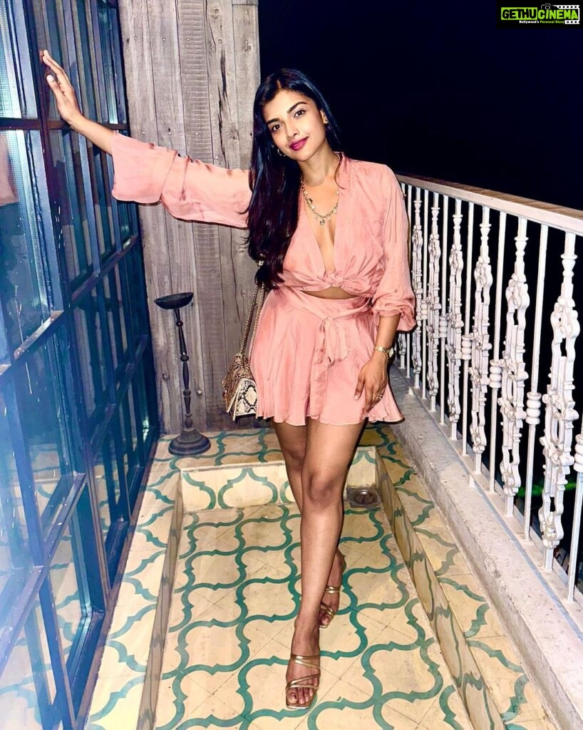 Ashna Zaveri Instagram - You might call it girls night I call it therapy ♥👯‍♀ 👗 @deme_love_ 👠 @parfois #saturdaynight #girlsnight Soho House Mumbai