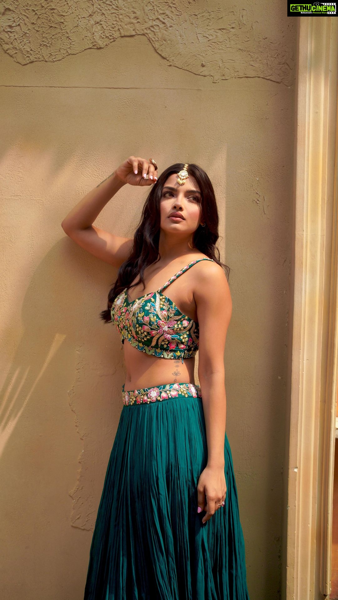 Ashna Zaveri Instagram - Uff ♥️ Outfit @kalkifashion MUA @kajolrpaswwan and team Hair @santosh__sanghvi Jewellery @araveshjewels Location @one8.commune Magic 📸 @vedantpandyaofficial @theplugmedia.in @urjazatakiya #fashion #ethnicwear #explore #fyp