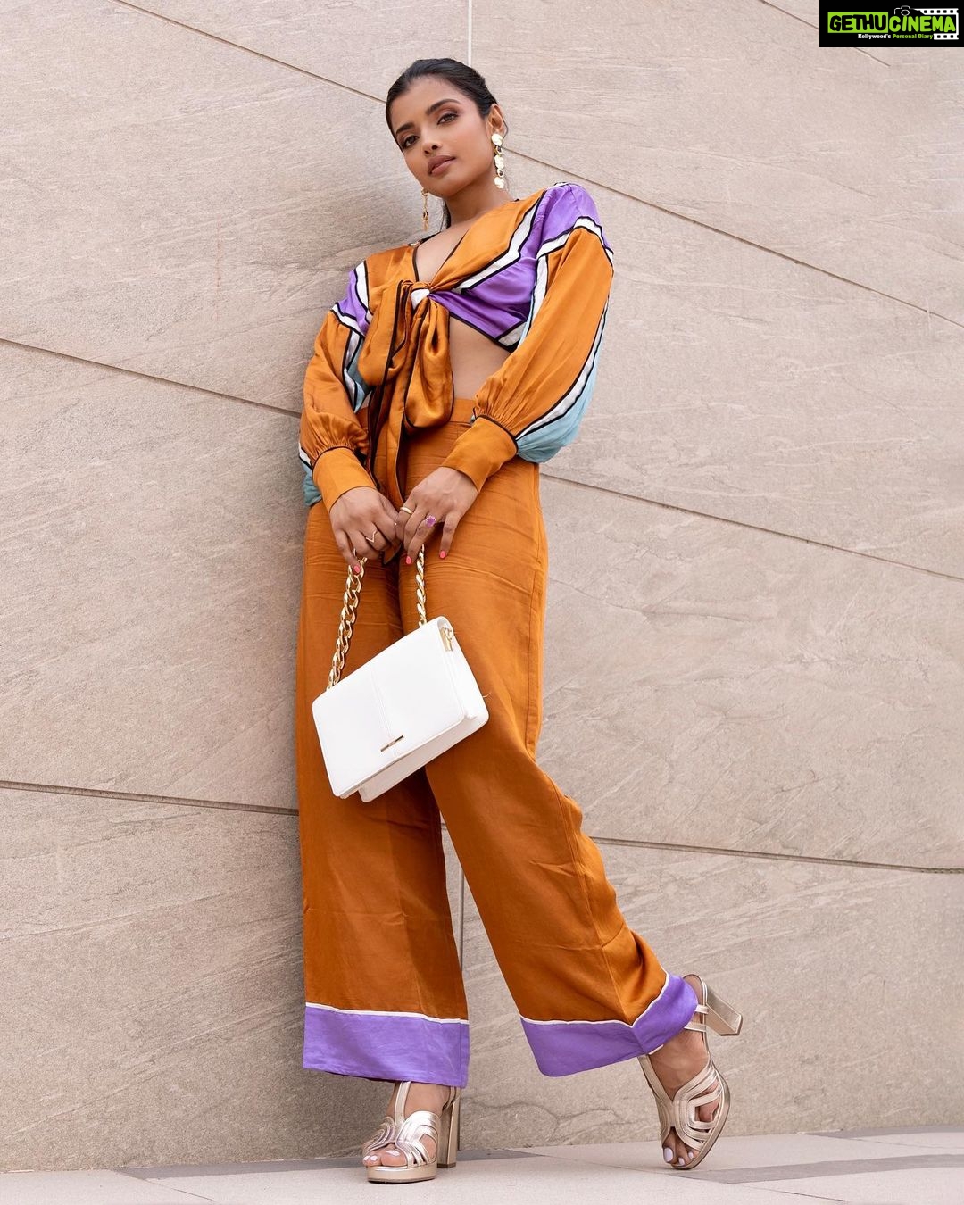 Ashna Zaveri Instagram - A perfect fusion of Spanish design and Indian craftsmanship, this dreamy footwear by @theorohlife is the newest addition to my closet and I love it so much! π Check out www.orohlife.com to explore new collections Outfit @wendellrodrickslabel MUA @kajolrpaswwan @storiesbypriyanka Location @radissongoregaon Sling π @bershka #OrohShoes #TheOrohLife #DesignedinSpain #SpanishDesigns #CraftedinIndia Radisson Mumbai Goregaon