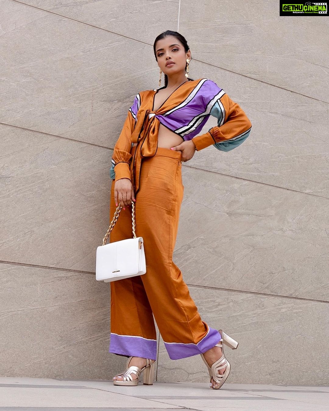 Ashna Zaveri Instagram - A perfect fusion of Spanish design and Indian craftsmanship, this dreamy footwear by @theorohlife is the newest addition to my closet and I love it so much! π Check out www.orohlife.com to explore new collections Outfit @wendellrodrickslabel MUA @kajolrpaswwan @storiesbypriyanka Location @radissongoregaon Sling π @bershka #OrohShoes #TheOrohLife #DesignedinSpain #SpanishDesigns #CraftedinIndia Radisson Mumbai Goregaon