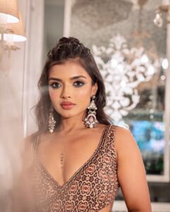 Ashna Zaveri Instagram - Here's looking at you, kid.

Outfit @houseofneetalulla
Jewellery @_phullara_ 
MUA @kajolrpaswwan and team @soulehakhann
@hairandmakeupbyshweta
Location @donnadelibombay
Click @vedantpandyaofficial @urjazatakiya
@theplugmedia.in
#fashion #hautecouture #style #fusion