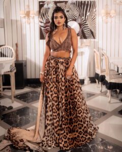 Ashna Zaveri Instagram - Here's looking at you, kid.

Outfit @houseofneetalulla
Jewellery @_phullara_ 
MUA @kajolrpaswwan and team @soulehakhann
@hairandmakeupbyshweta
Location @donnadelibombay
Click @vedantpandyaofficial @urjazatakiya
@theplugmedia.in
#fashion #hautecouture #style #fusion