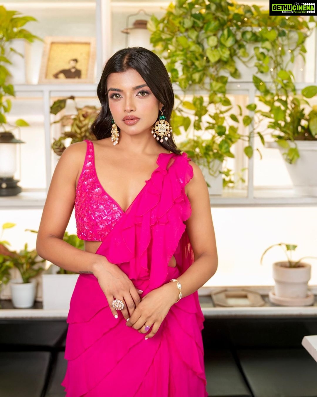 Ashna Zaveri Instagram - Reason is powerless in the expression of love.π #rumi Outift @houseofneetalulla Jewellery @azotiique MUA @kajolrpaswwan and team @soulehakhann @hairandmakeupbyshweta Location @donnadelibombay Click @vedantpandyaofficial @theplugmedia.in @urjazatakiya #fashion #hautecouture #highfashion Donna Deli